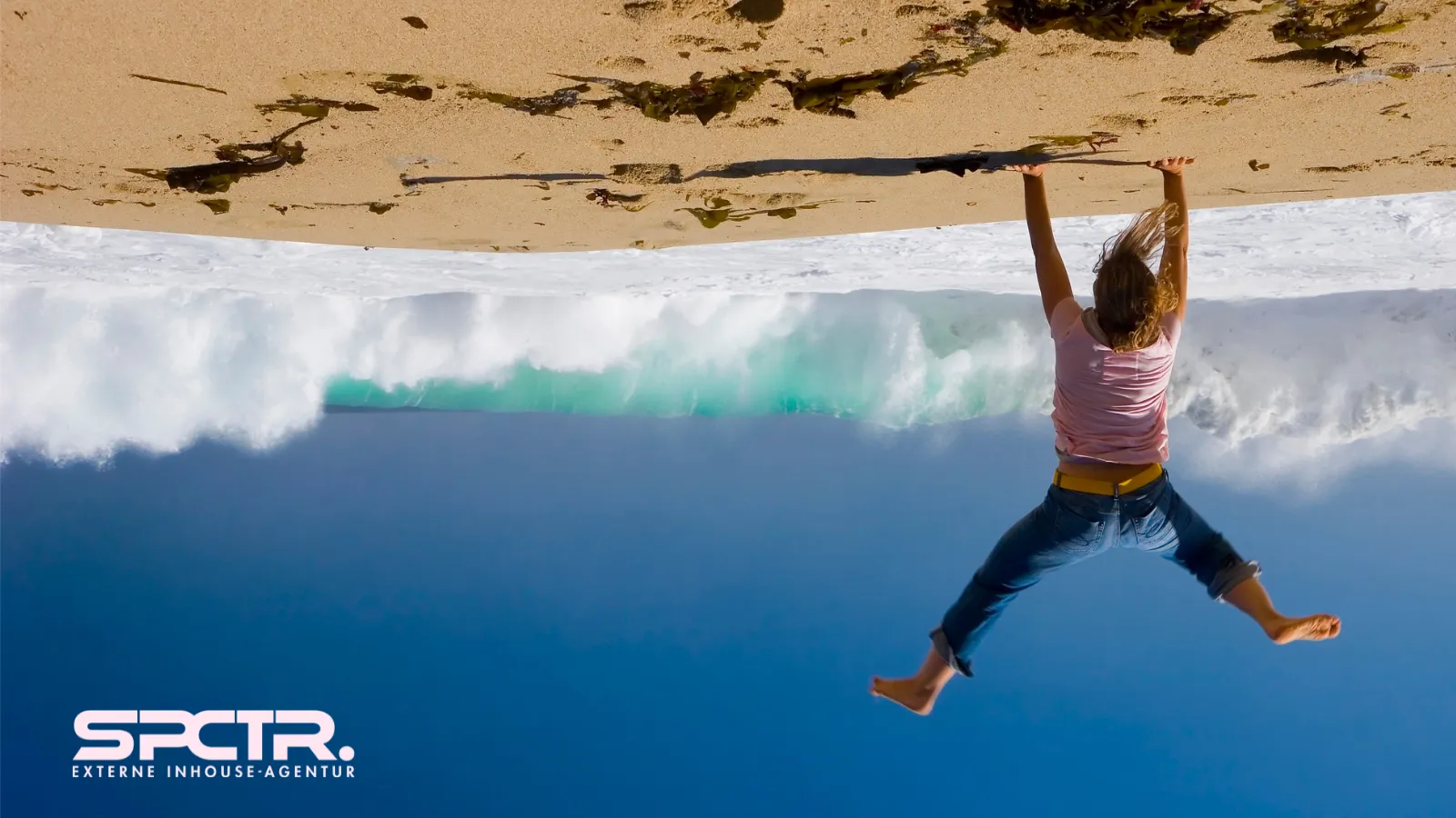 Case weltwärts von SPCTR: ein Sprung an einem Strand, das Bild auf den Kopf gestellt